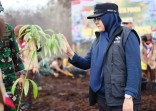 Bupati Siak Menanam di Eks Karhutla, Pohon Dikasi Nama Jenderal Herry