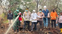 Kapolda, Pangdam, dan BPBD Riau Turun Langsung Padamkan Karhutla Kerumutan