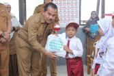 Puluhan Pelajar di Sungai Apit Terima Seragam Gratis Dari Pemkab Siak