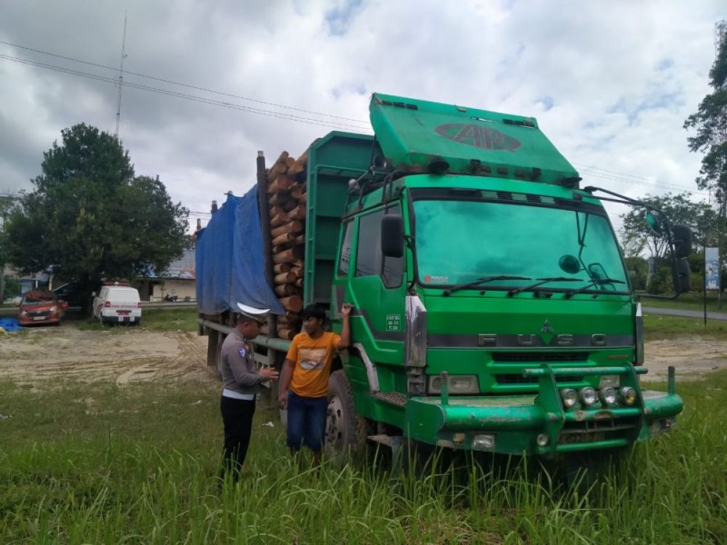 Bawa Kayu Akasia 14 Ton saat Lebaran Polisi Tilang Satu Unit Truk