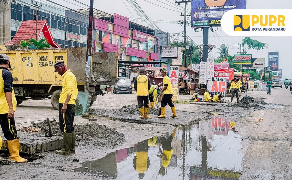 Dinas PUPR Pekanbaru Normalisasi Drainase di Ruas Jalan HR Soebrantas