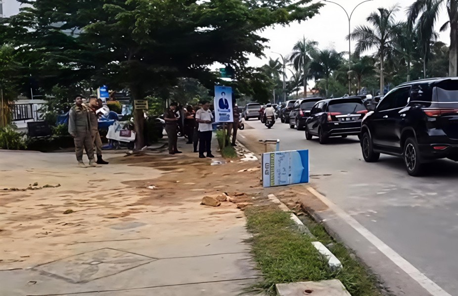 Respon Keluhan Masyarakat, Satpol PP Pekanbaru Sanksi Pemilik Ceceran Tanah Timbun di Jalan Sudirman