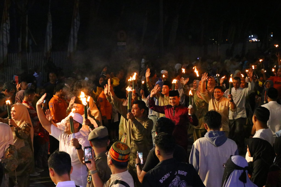 Ribuan Warga Ramaikan Pawai Obor Idul Adha 1444 H di Pekanbaru