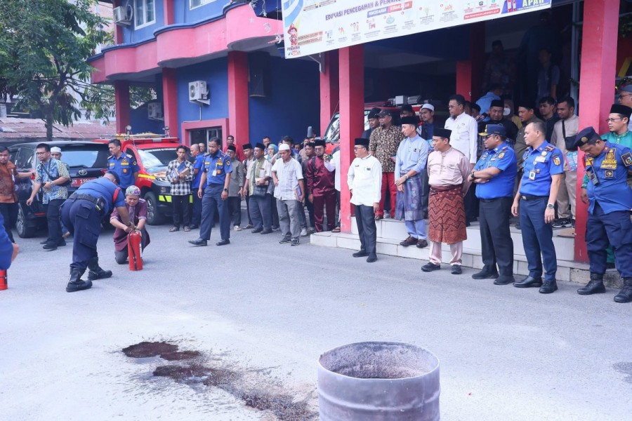 100 Masjid di Pekanbaru Menerima Bantuan APAR dari Konsulat Malaysia