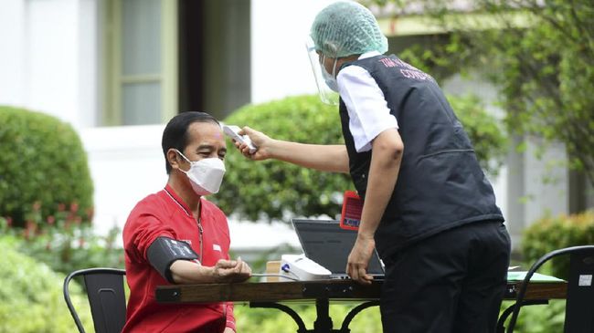 Jokowi Dijadwalkan Suntik Vaksin Booster 2022