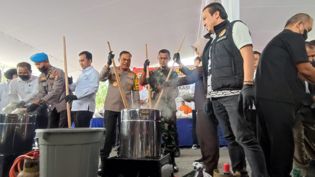 Polda Riau Musnahkan Narkoba Senilai Rp96,5 Miliar dari 12 Tersangka