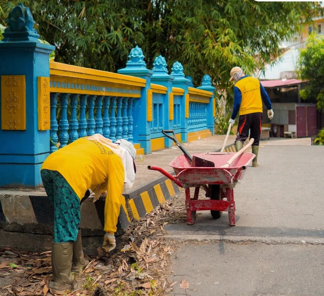 Cegah Banjir,Pasukan Kuning PUPR Pekanbaru Bersihkan Drainase di Jalan Akasia