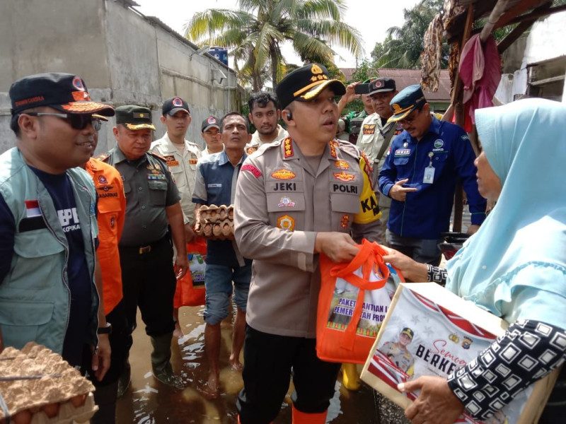 Pemko bersama Polresta Pekanbaru Serahkan Bantuan untuk Korban Banjir di Rumbai