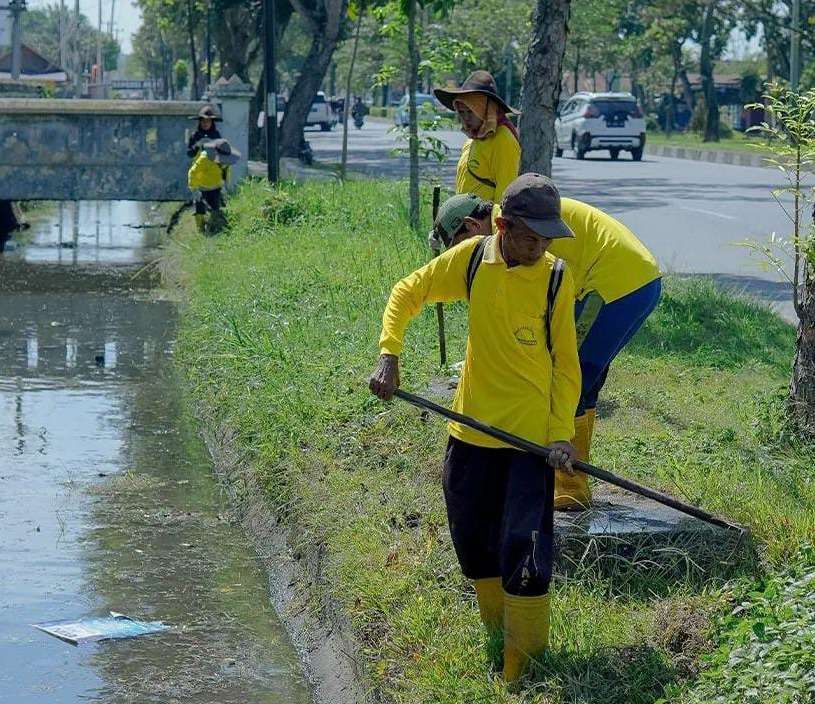 Atasi Banjir di Jalan Arifin Ahmad, PUPR Pekanbaru Bersihkan Drainase