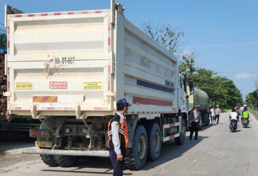 Rambu Larangan Diabaikan, Truk ODOL Masih Berkeliaran di Jalanan Pekanbaru
