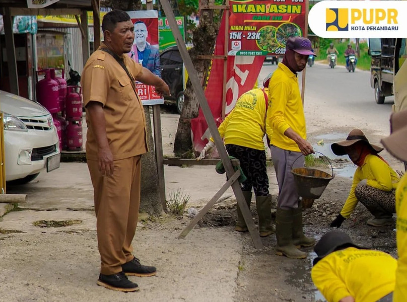 Tangani Banjir di Jalan Dharma Bakti, Dinas PUPR Pekanbaru Turunkan Pasukan Kuning