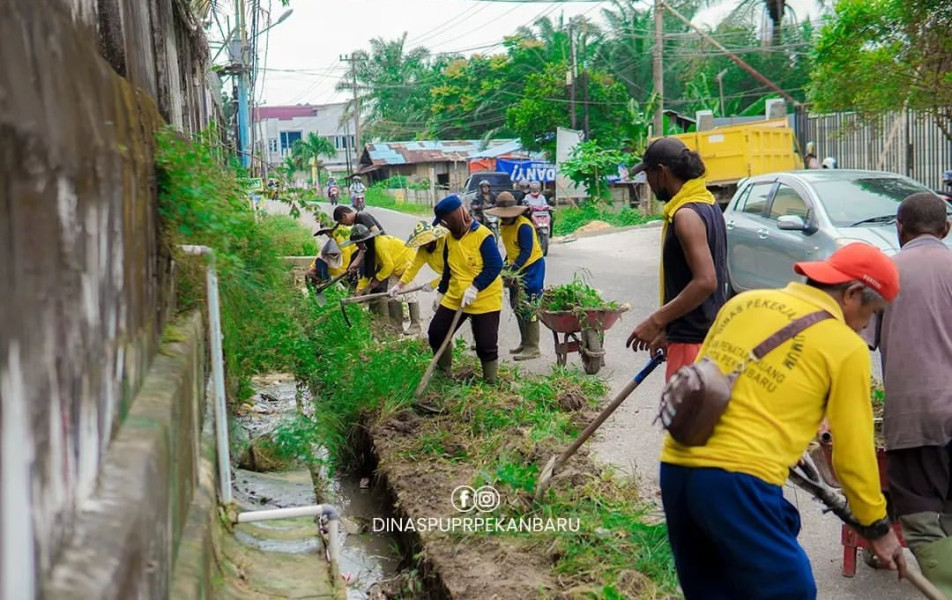 Atasi Banjir di Jalan Bakti, Dinas PUPR Pekanbaru Turunkan Pasukan Kuning