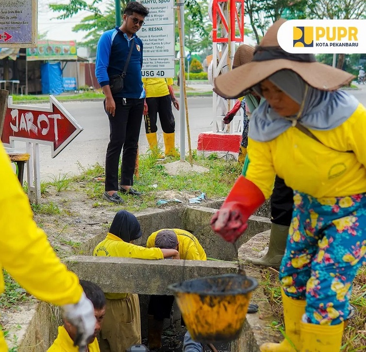 Dinas PUPR Turunkan Pasukan Kuning  di Jalan Soekarno Hatta