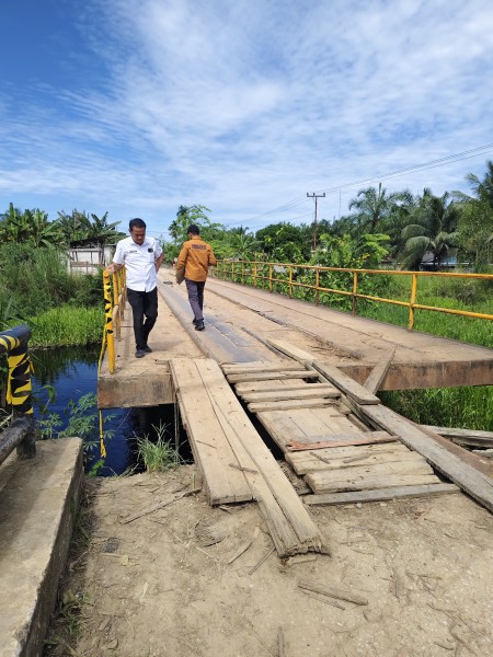 Pemkab Rohil Perbaiki Jembatan Jalan Penghulu Annas Makmun Bangko Pusako