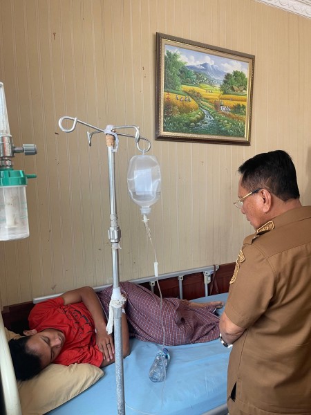 Peduli Korban Keracunan, Bupati Bistamam Jenguk Pasien di RSUD dr Pratomo Bagansiapiapi