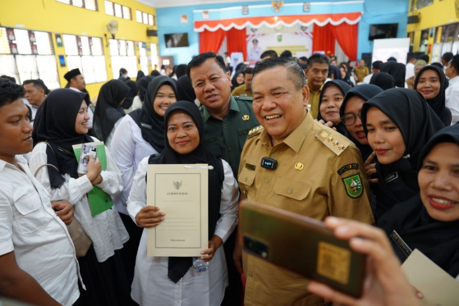 Pj Gubri SF Hariyanto Serahkan 148 SK PPPK Untuk Guru di Kuansing