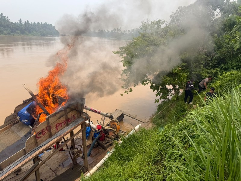 Polsek Cerenti Bakar Tambang Emas Ilegal di Sungai Kuantan