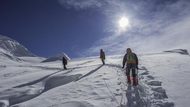 Badai Salju, Nyaris 1.000 Orang Terjebak di Lereng Gunung Everest