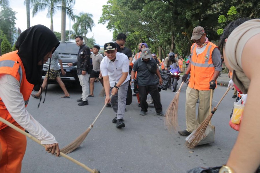 Mahasiswa dan Wali Kota Pekanbaru Kompak Bersihkan Sampah
