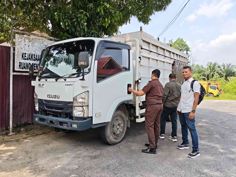 Gakkum LHK Limpahkan Barang Bukti 989 Keping Kayu Ilegal ke Kejaksaan Negeri Pelalawan