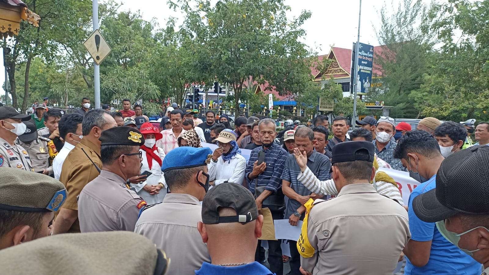 Pertanyakan Pengelolaan Pasar Bawah, Puluhan Pedagang Datangi Kantor Walikota
