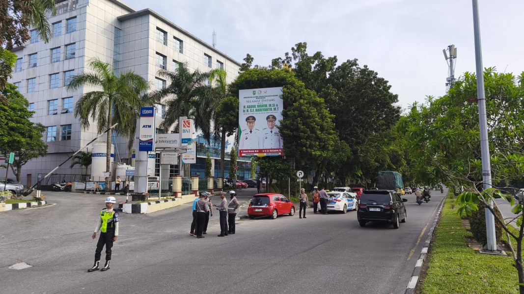 Puluhan Kendaraan Parkir Liar di Depan RSUD Arifin Achmad Pekanbaru Ditilang Polisi