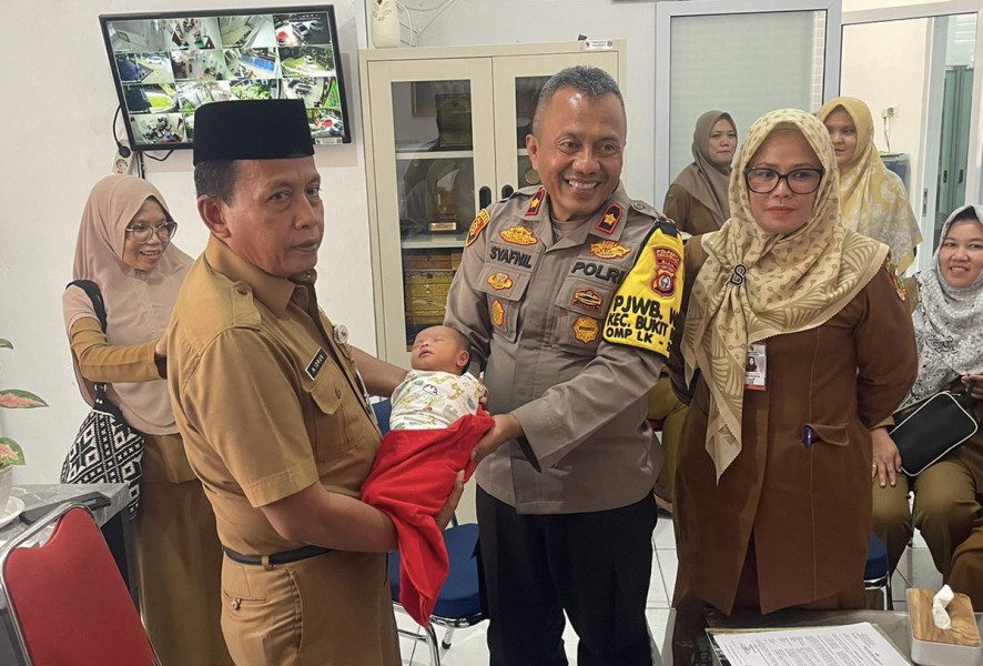 Polsek Bukit Raya Bersama Puskesmas Simpang Tiga Serahkan Bayi Terlantar ke Dinas Sosial