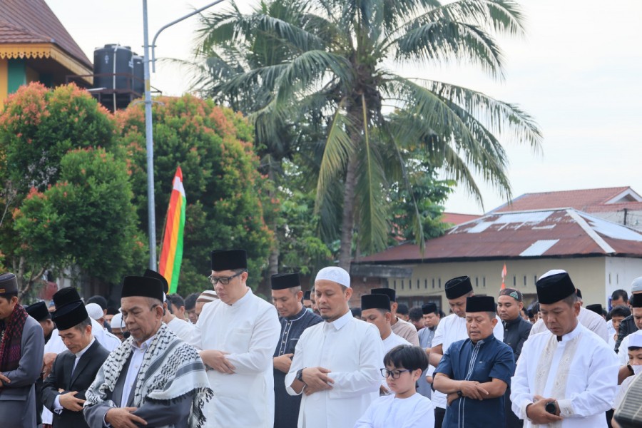 Wako Pekanbaru Salat Idul Adha di Lapangan Perumahan Sidomulyo