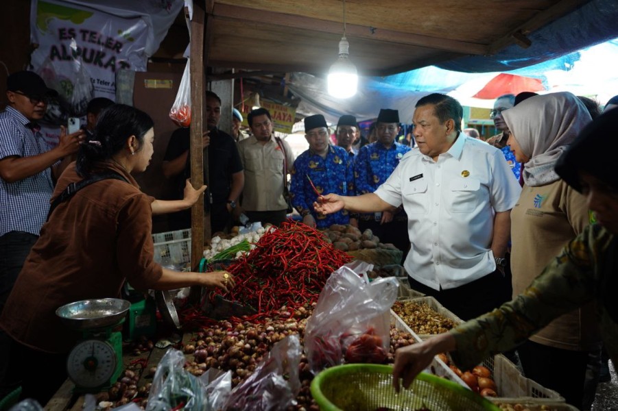 Polda  Riau dan Pemprov Riau Sidak Pasar Tradisional  Pantau Harga dan Ketersediaan Kebutuhan Pokok
