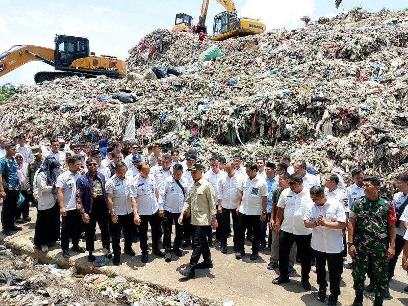 Walikota Agung Bawa Camat dan Lurah Melihat Langsung Kondisidi TPA Muara Fajar