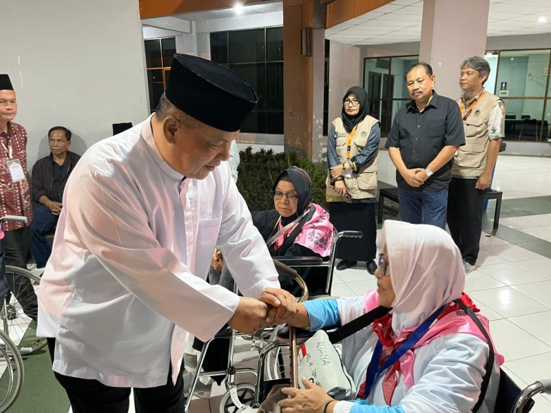 Plt Gubri Lepas Rombongan Kloter 4 Embarkasi Batam JCH Asal Riau