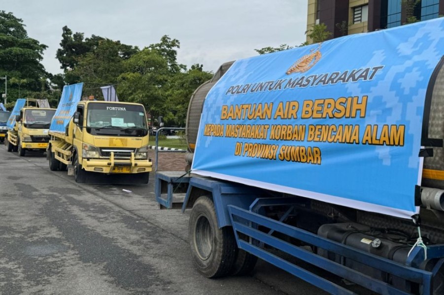 30 Truk Tangki Air Bersih dari Riau Pasok Kebutuhan Korban Bencana  Sumbar