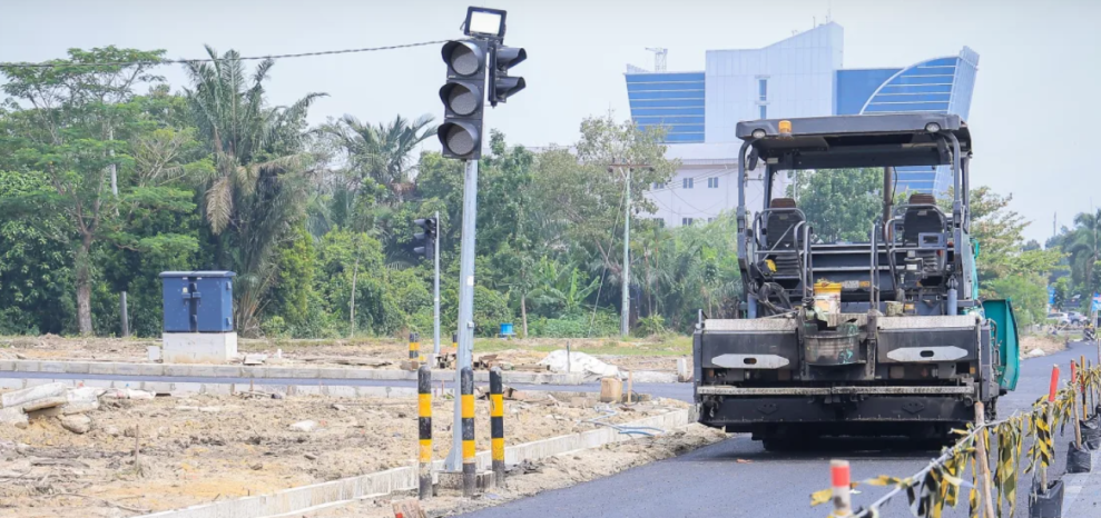 Difungsikan Desember, Pemko Pekanbaru Aspal Simpang Sebidang Arifin Ahmad - Sudirman