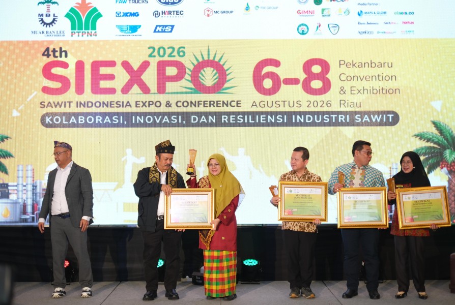 Komitmen Lindungi Petani Sawit, Bupati Siak Afni Zulkifli Raih Penghargaan SIEXPO 2026