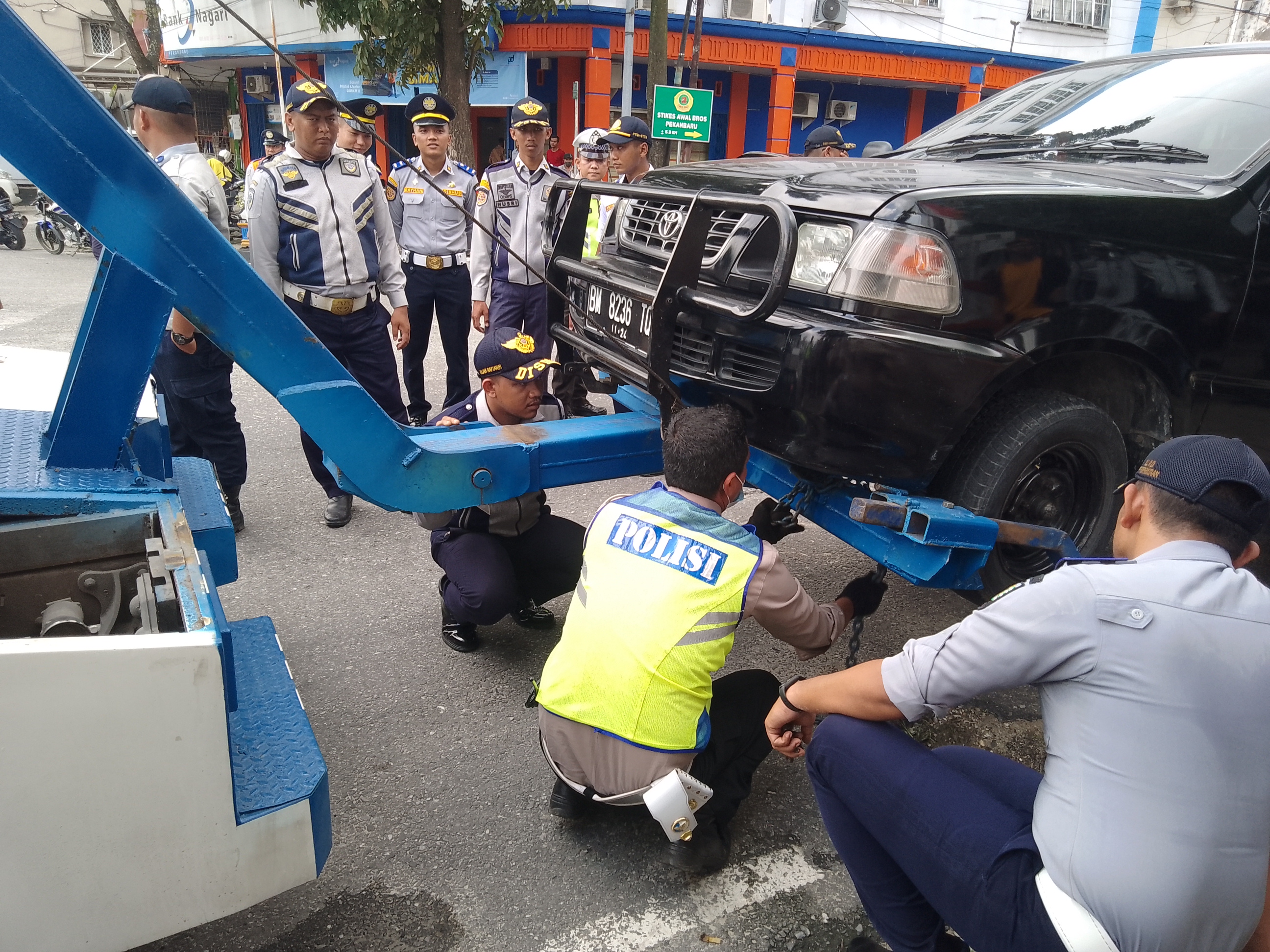 Parkir Sembarangan, 1 Unit Kendaraan di Derek dan Puluhan Unit Lainnya Digembosin