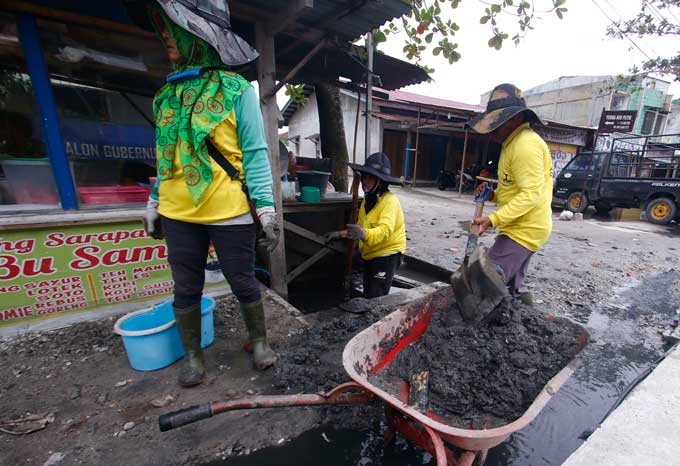 Dinas PUPR Pekanbaru Bersihkan Parit di Jalan Riau