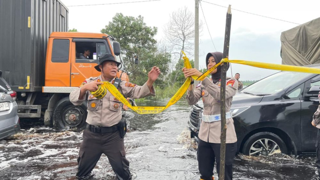 Polisi Imbau Kendaraan Kecil Hindari Banjir di Jalan Lintas Timur KM 83