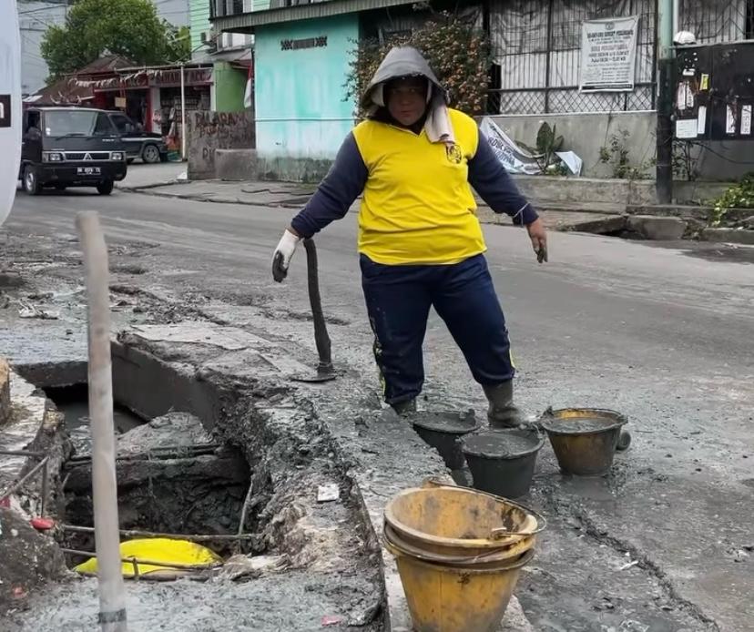Dinas PUPR Pekanbaru Lanjutkan Bersihkan Drainase di Jalan Teratai dan Cempaka