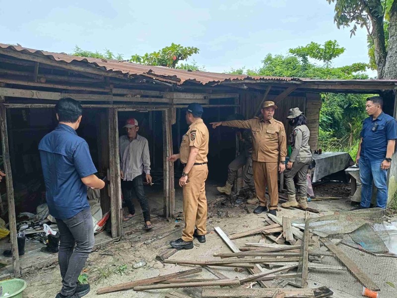 Pemko Pekanbaru Bongkar  Tenda Biru di  Jalan SM Amin dan Jalan Air Hitam