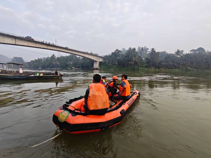 Detik-detik Pemuda 21 Tahun Jatuh ke Sungai Kampar Usai Motornya Hantam Pagar Jembatan