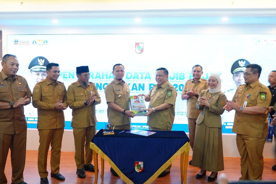 Pemprov Riau Serahkan Data 393 Ribu Pajak Kendaraan Kepada Pemko Pekanbaru