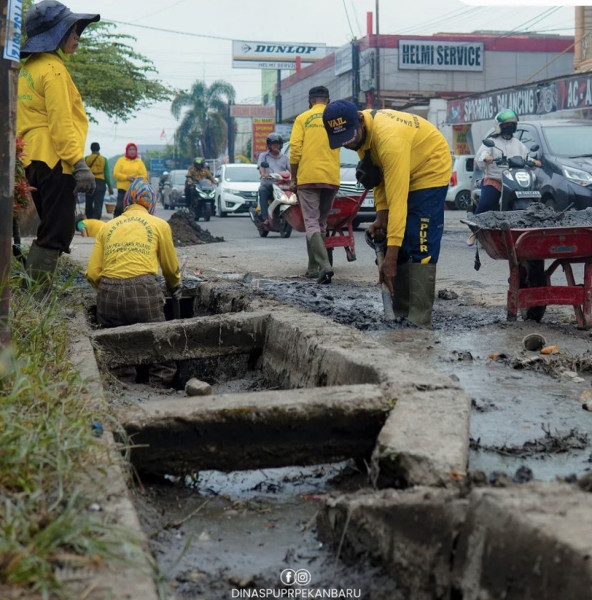 Atasi Banjir dan Genangan, Dinas PUPR Pekanbaru Turunkan Pasukan Kuning di Tiga Titik