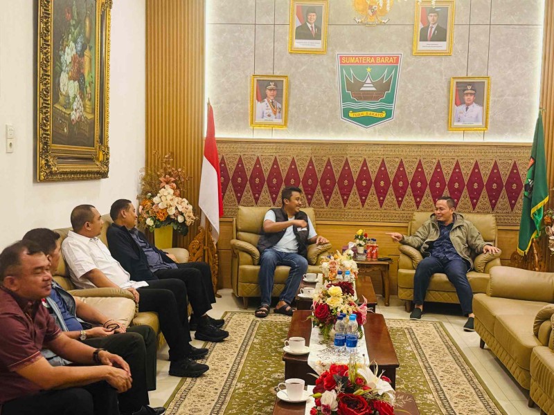 Wako Pekanbaru  Serahkan Bantuan ke Sumbar