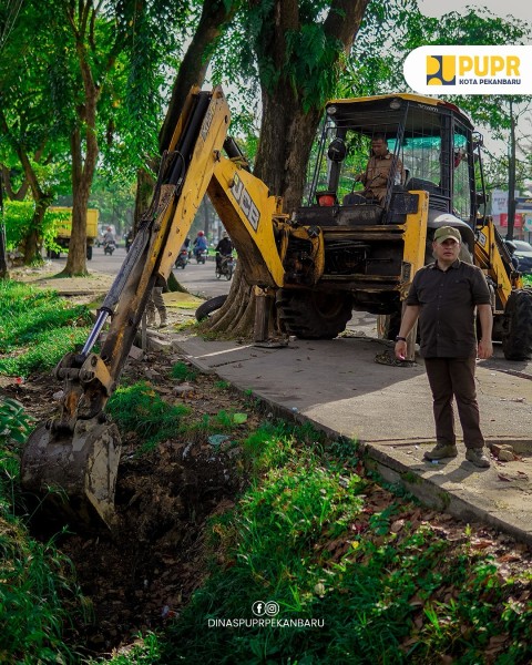 Atasi Banjir di Ruas Jalan Arifin Ahmad, Dinas PUPR Pekanbaru Segera Bongkar Parit Yang Ditutup Warga
