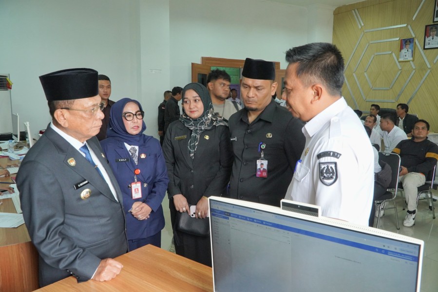 Digitalisasi Birokrasi, Bupati Rohil Tinjau Perekaman TTE PPPK Paruh Waktu