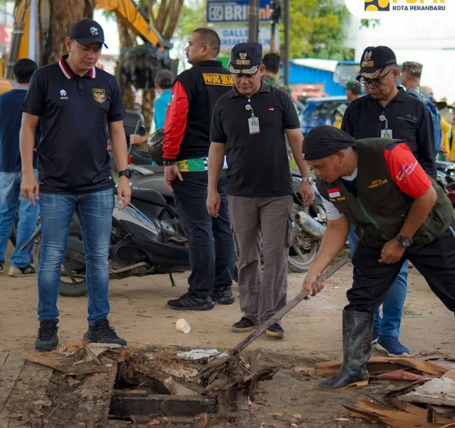 Atasi Drainase Yang Tersumbat, Dinas PUPR Pekanbaru Ajak Masyarakat Gotong Royong