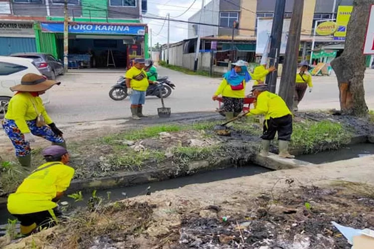 Banyak Tumpukan Sampah dan Sedimen , Dinas PUPR Pekanbaru Turunkan Pasukan Kuning di Jalan Tuanku Tambusai