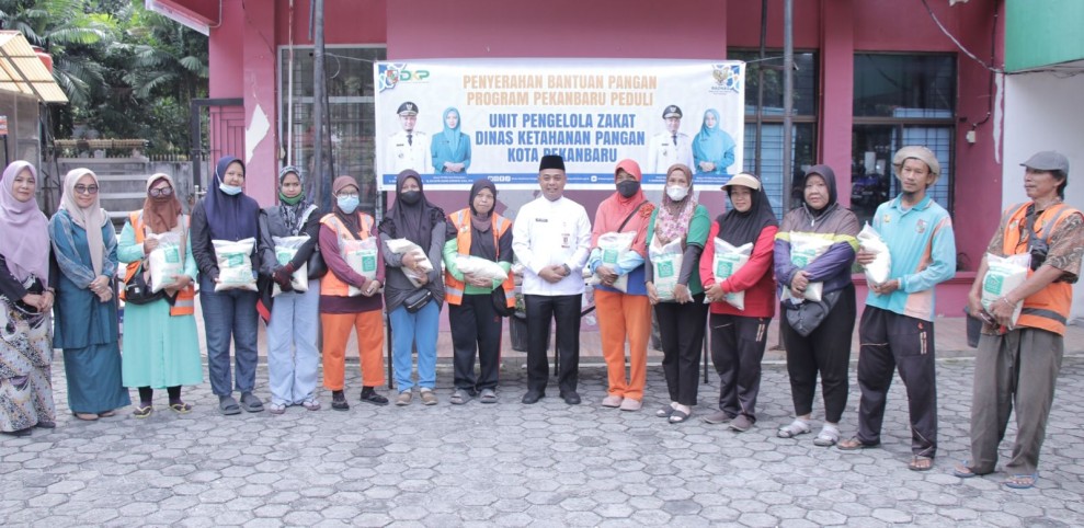 Pemko Pekanbaru Bagikan Bantuan Pangan Baznas untuk 1.138 Petugas Kebersihan