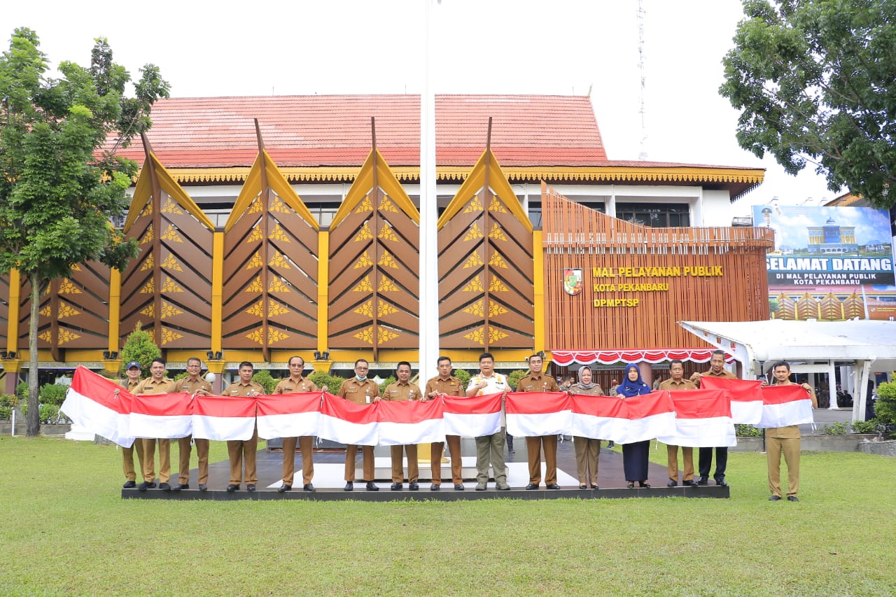 Satgas Merah Putih, Sebar 10 Ribu Bendera ke Warga