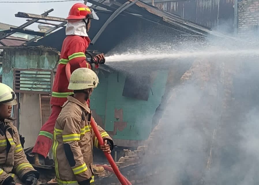 11 Unit Rumah Kontrakan di Jalan Agus Salim Ludes Dilalap Api